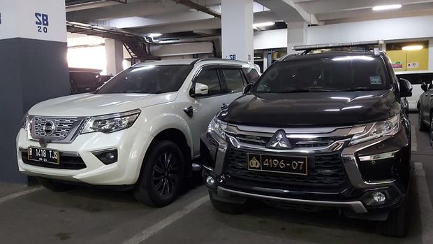 Mobil-mobil milik anggota Komisi III DPR RI dari Fraksi PDIP, Arteria Dahlan, kini sudah dipasangi nopol yang berbeda-beda usai menjadi sorotan publik karena menggunakan nopol milik kepolisian yang sama yaitu 4196-07