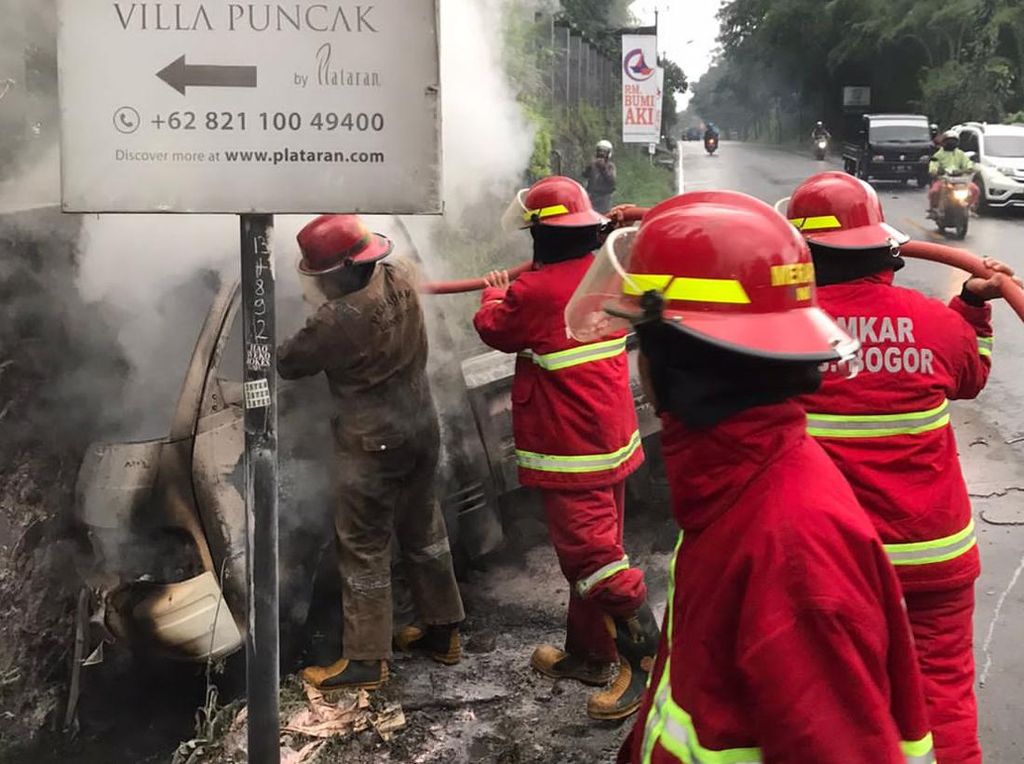 Mobil Pengangkut Sayur Terbakar di Bogor, Satu Orang Luka