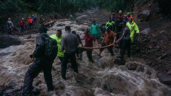 Momen Warga Menyelamatkan Diri Usai Terjebak Longsor di Pekalongan