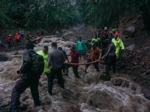 Momen Warga Menyelamatkan Diri Usai Terjebak Longsor di Pekalongan
