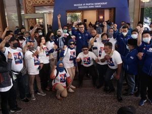 Yel-yel Dukung Bayu Airlangga Menggema di Arena Musda Demokrat Jatim Yel-yel Dukung Bayu Airlangga Menggema di Arena Musda Demokrat Jatim