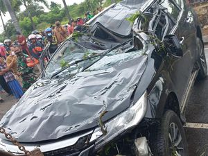 Mobil Pajero Nyemplung ke Parit di Tangsel, Sopir Tewas Mobil Pajero Nyemplung ke Parit di Tangsel, Sopir Tewas