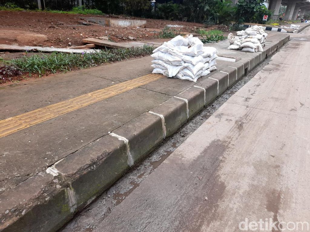 Pasukan Biru Lanjut Bikin Tali Air Jl DI Panjaitan yang Sering Tergenang Pasukan Biru Lanjut Bikin Tali Air Jl DI Panjaitan yang Sering Tergenang