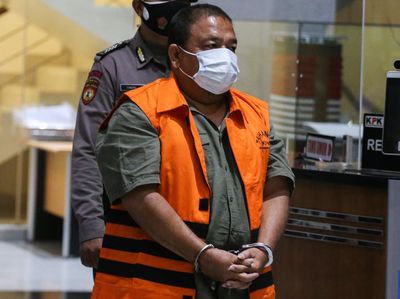 Penampakan Bupati Langkat Diborgol dan Berompi Tahanan KPK