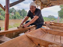 Kisah Perajin Kayu yang Banyak Orderan Saat Banjir Menghadang
