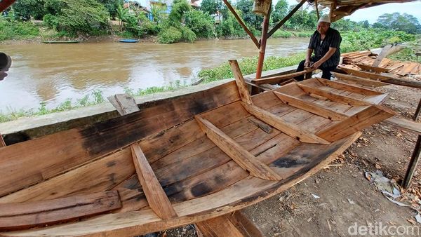 Kisah Abah Karun, Pembuat Perahu Kayu yang Laris di Musim Banjir