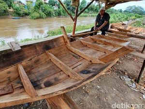 Kisah Abah Karun, Pembuat Perahu Kayu yang Laris di Musim Banjir