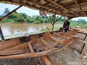 Permintaan Perahu Kayu Turun Seiring Cepat Surutnya Banjir Bandung