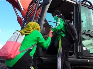 Perjuangan Guru di Lumajang Seberangi Jalur Lahar Pakai Alat Berat