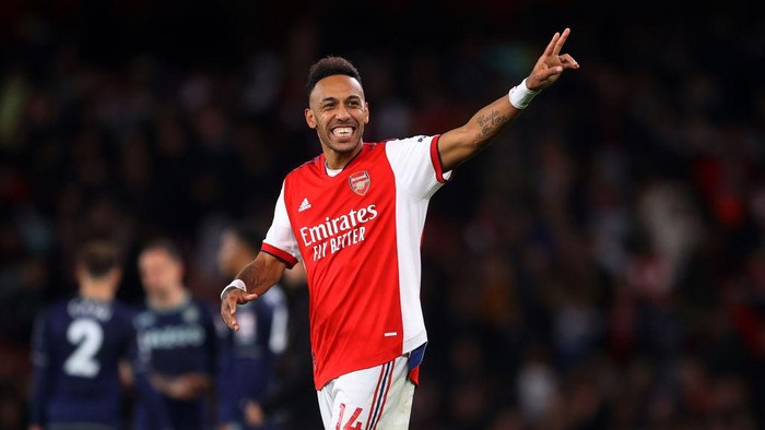 LONDON, ENGLAND - OCTOBER 22: Pierre-Emerick Aubameyang of Arsenal celebrates after the Premier League match between Arsenal and Aston Villa at Emirates Stadium on October 22, 2021 in London, England. (Photo by Richard Heathcote/Getty Images)