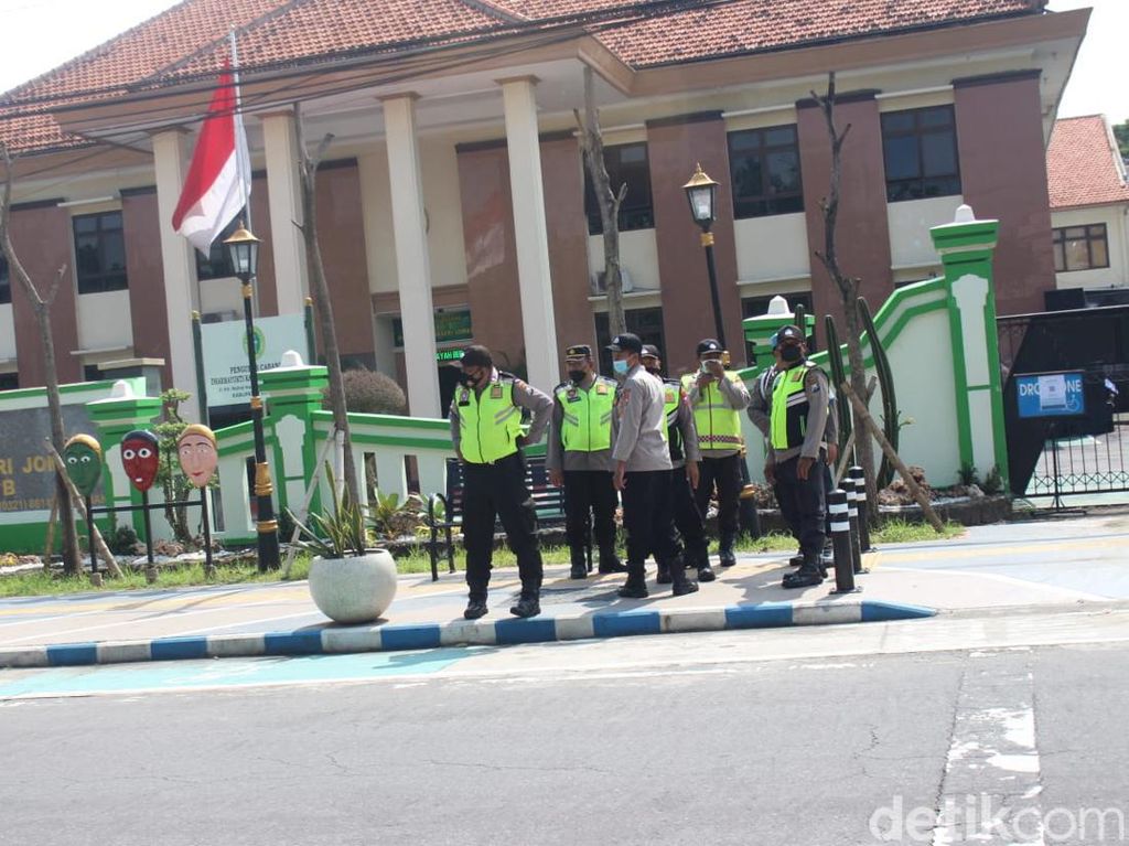 250 Polisi Jaga Sidang Praperadilan Anak Kiai Jombang Tersangka Pencabulan 250 Polisi Jaga Sidang Praperadilan Anak Kiai Jombang Tersangka Pencabulan