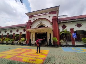 10 Bacaleg Minta Surat Bebas Pidana ke PN Surabaya 10 Bacaleg Minta Surat Bebas Pidana ke PN Surabaya