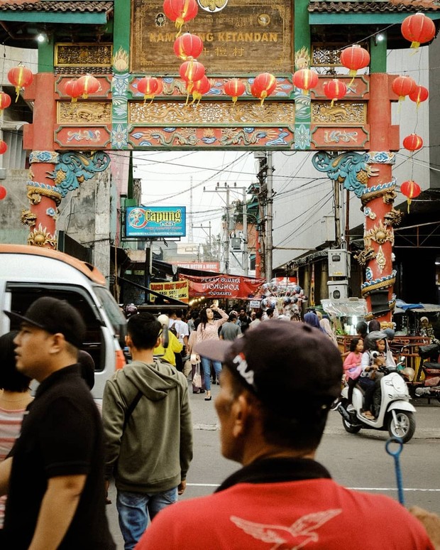 Adanya pekan budaya Tionghoa yang diadakan tiap tahunnya di Kampung Ketandan.