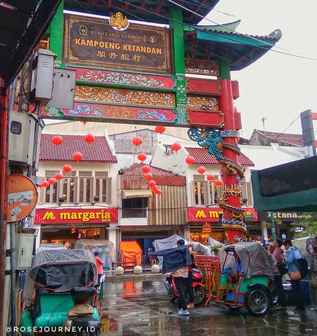 Kampung Ketandan kental akan nuansa budaya Tionghoa.