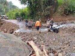 Akses Jalan Longsor Petungkriono Pekalongan Dibuka, Motor Bisa Melintas