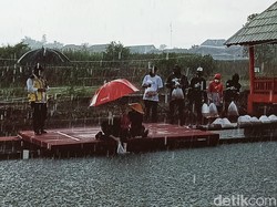 Puan Hujan-hujanan Tebar Benih Ikan di Polanharjo Klaten