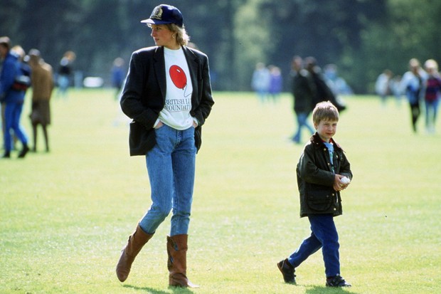 Putri Diana Tampil Keren dengan Blazer dan Jeans
