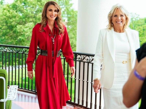 Queen Rania/Foto : instagram.com/queenrania dress merah yang dikenakan Ratu Rania sebagai simbol diplomatik dari negaranya