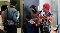 Asyik! Vaksin Anak di Sini Bisa Foto Bareng Badut-Main PS