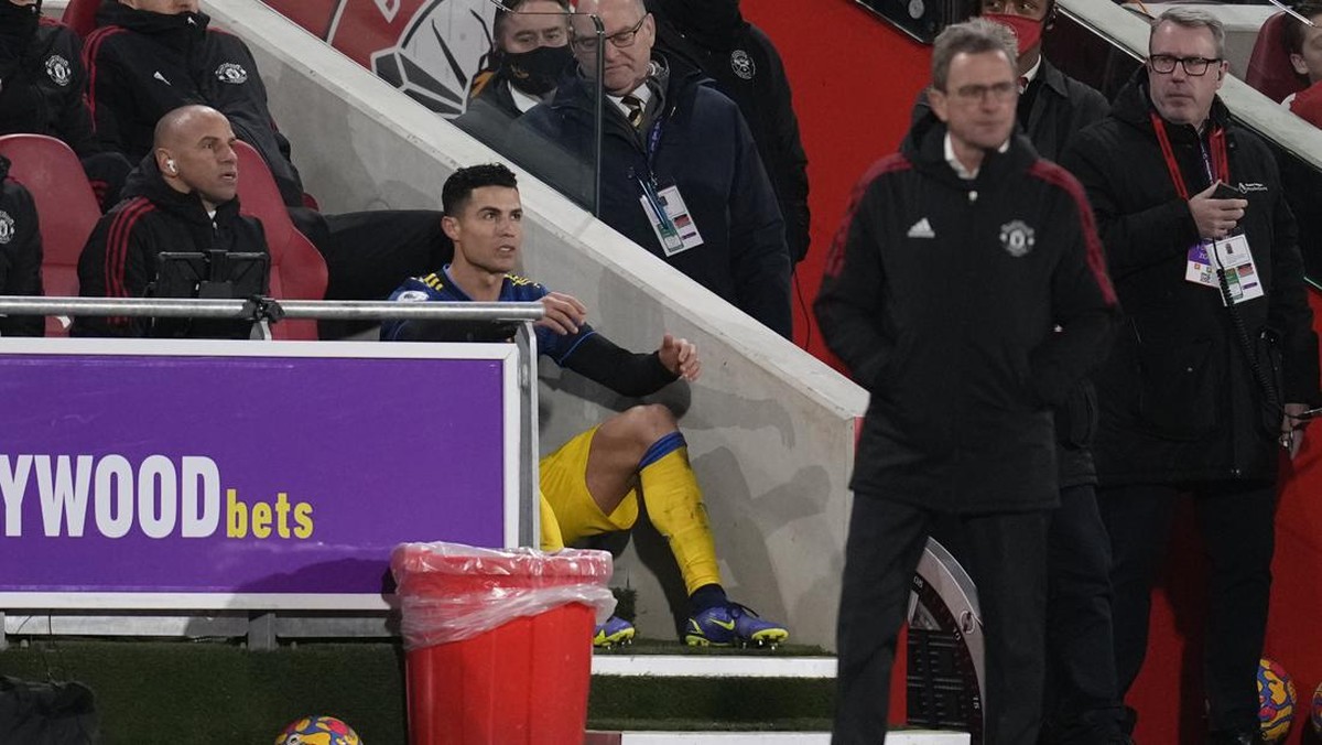 Cristiano Ronaldo terlihat kesal saat diganti oleh Ralf Rangnick di laga Brentford vs Manchester United (Foto: Matt Dunham/AP)