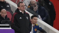 Beberapa kali Ronaldo tersorot kamera seolah mempertanyakan keputusan Rangnick menggantinya dengan Maguire. Saat diganti, MU sendiri sudah unggul 2-0 atas Brentford. (Foto: Matt Dunham/AP)