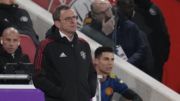 ralf rangnick cristiano ronaldo manchester united liga inggris premier league Manchester Uniteds Cristiano Ronaldo sits watching the game behind Manchester Uniteds interim manager Ralf Rangnick after being substituted during an English Premier League soccer match between Brentford and Manchester United at the Brentford Community Stadium in London, Wednesday, Jan. 19, 2022. (AP Photo/Matt Dunham)