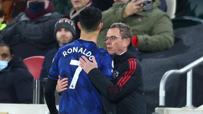 ralf rangnick cristiano ronaldo manchester united liga inggris premier league BRENTFORD, ENGLAND - JANUARY 19: Ralf Rangnick, Manager of Manchester United interacts with Cristiano Ronaldo of Manchester United as he is substituted off during the Premier League match between Brentford and Manchester United at Brentford Community Stadium on January 19, 2022 in Brentford, England. (Photo by Clive Rose/Getty Images)