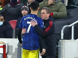 Pergantian itu membuat Ronaldo tak senang. Terlihat pemain Portugal itu tak memeluk manajer Ralf Rangnick. (Foto: Clive Rose/Getty Images)