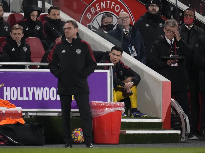 ralf rangnick cristiano ronaldo manchester united liga inggris premier league Manchester United's Cristiano Ronaldo sits watching the game after being substituted during an English Premier League soccer match between Brentford and Manchester United at the Brentford Community Stadium in London, Wednesday, Jan. 19, 2022. (AP Photo/Matt Dunham)