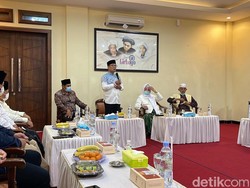 Ridwan Kamil Silaturahmi dan Beri Bantuan ke Ponpes Lirboyo Kediri