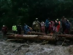 Detik-detik Menegangkan Kapolres Pekalongan dkk 8 Jam Terjebak Longsor