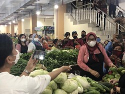 Saat Gibran Jadi Fotografer Dadakan Puan Bareng Pedagang di Pasar Legi