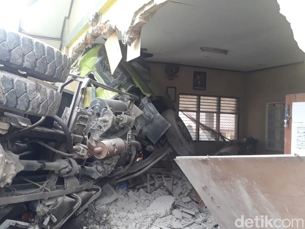 Truk Pasir Seruduk Bangunan SD di Sumedang, Sopir: Rem Blong