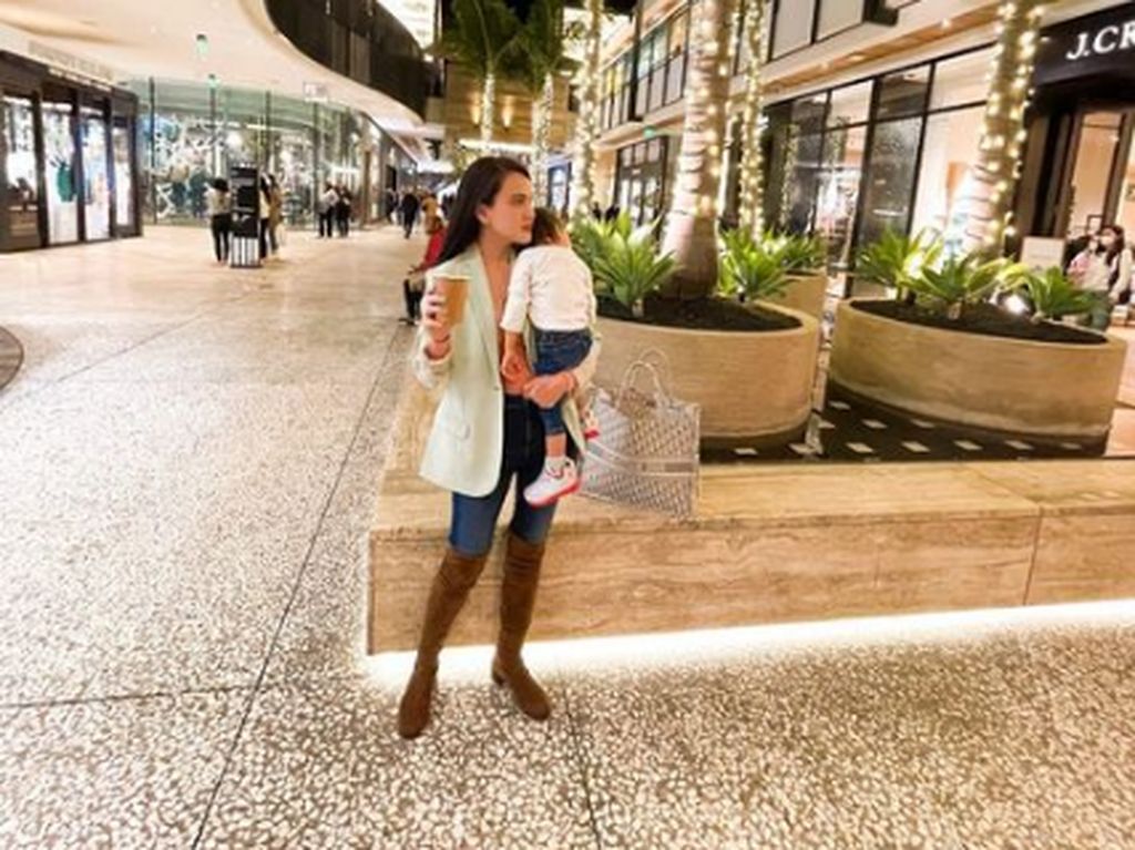 Gaya Keren Shandy Aulia Saat Ngopi di Amerika dan Makan Hot Pot Gaya Keren Shandy Aulia Saat Ngopi di Amerika dan Makan Hot Pot