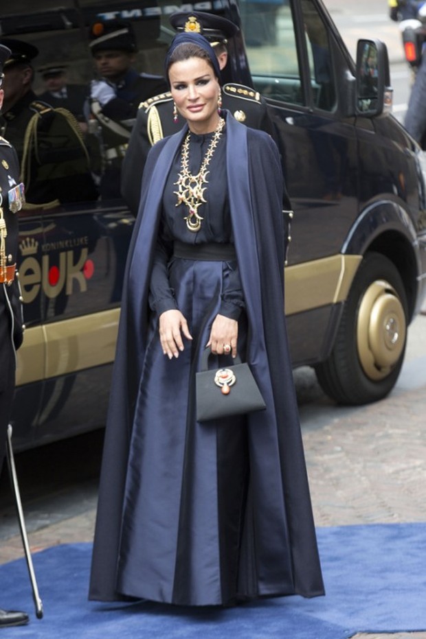 Sheikha Moza/Foto : emirateswoman.com Sheikha Moza mengenakan couture dress bewarna biru rancangan Valentino