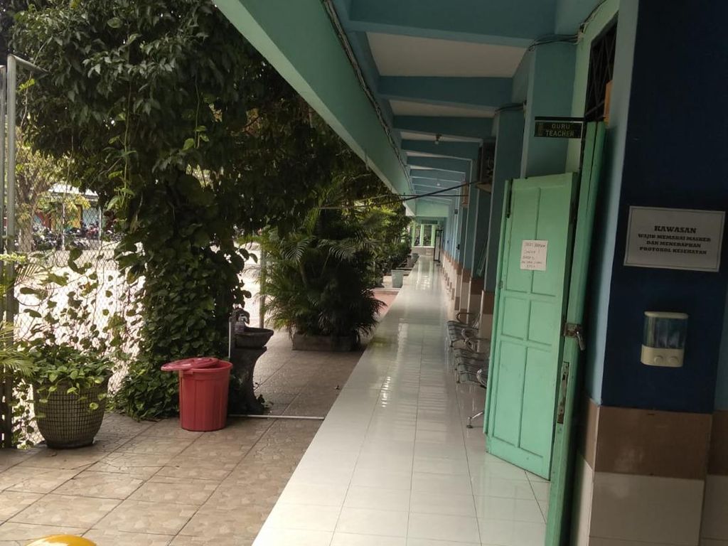 Siswa SMAN 22 Surabaya Gelar PTM, 1 Ruangan Masih Daring Siswa SMAN 22 Surabaya Gelar PTM, 1 Ruangan Masih Daring