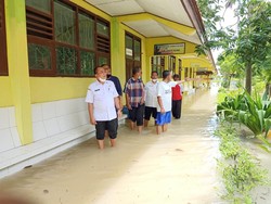 Sekolah Kembali Terendam Banjir, Siswa SMP di Lamongan Belajar Daring