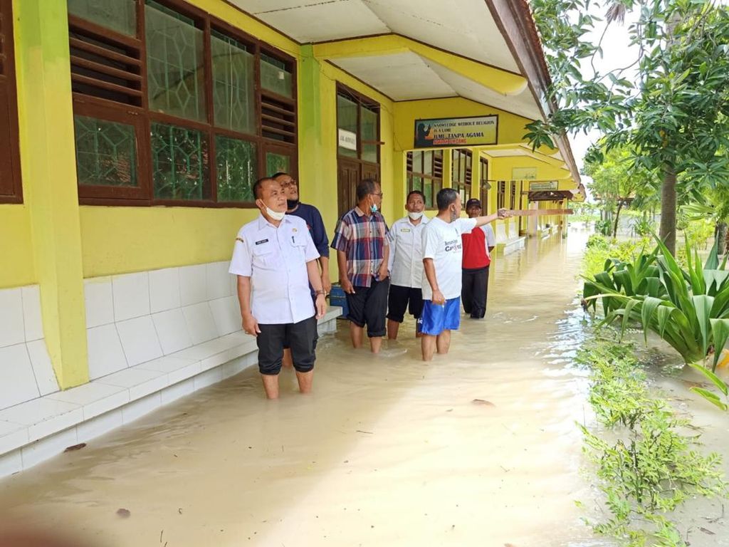Sekolah Kembali Terendam Banjir, Siswa SMP di Lamongan Belajar Daring Sekolah Kembali Terendam Banjir, Siswa SMP di Lamongan Belajar Daring