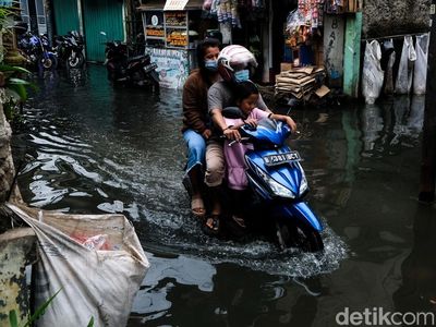 Lebih dari Sehari, Tegal Alur Jakbar Masih Terendam Banjir