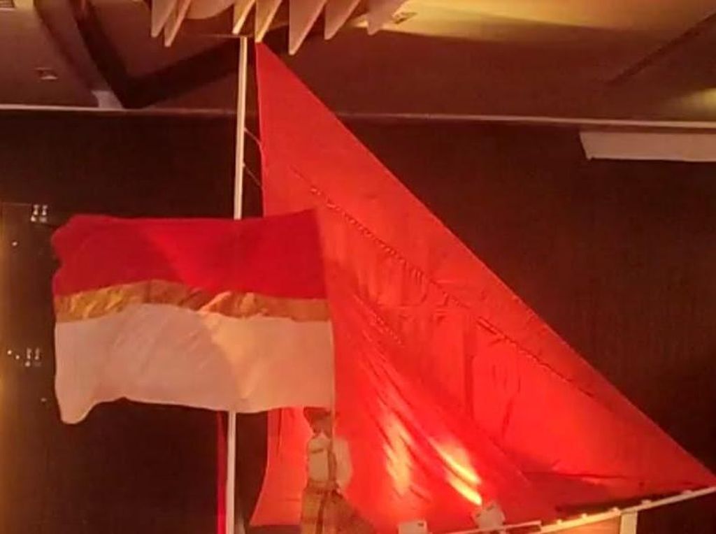 Viral Bendera Merah Putih Lis Emas di Acara MKGR, Golkar Sulsel Buka Suara Viral Bendera Merah Putih Lis Emas di Acara MKGR, Golkar Sulsel Buka Suara