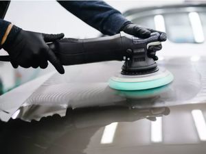 Jangan Salah! Ini Perbedaan Poles dan Waxing Cat Bodi Mobil