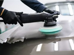 Jangan Salah! Ini Perbedaan Poles dan Waxing Cat Bodi Mobil