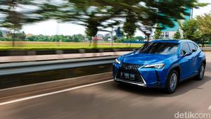 Wuzz! Merasakan Sensasi Naik Mobil Listrik Lexus UX 300e