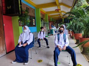 Sekolah Tatap Muka Sudah 100 Persen, Mungkinkah Vaksin Booster Jadi Syarat? Sekolah Tatap Muka Sudah 100 Persen, Mungkinkah Vaksin Booster Jadi Syarat?