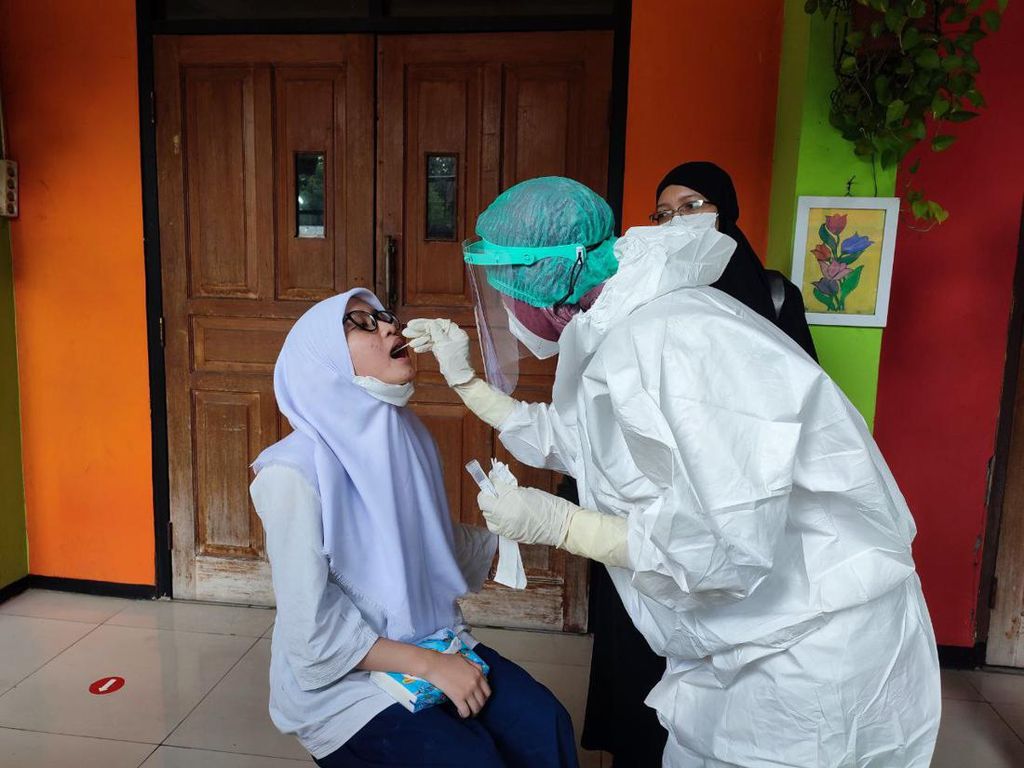 Ada Kasus Positif COVID-19 di SMPN 85 Jakarta, 30 Siswa Dites PCR Ada Kasus Positif COVID-19 di SMPN 85 Jakarta, 30 Siswa Dites PCR