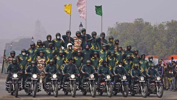 Aksi Akrobatik Tentara India di Atas Motor