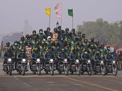 Aksi Akrobatik Tentara India di Atas Motor