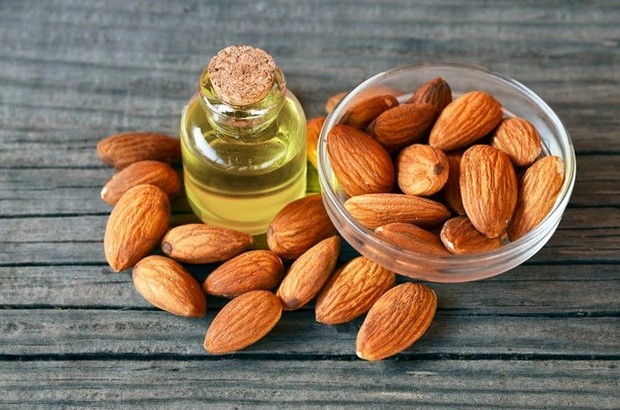 Almond oil/ Foto: Freepik.com
