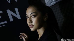 Anindita Hidayat Seksi Luar Dalam