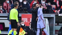 Xavi menghibur Ansu Fati saat diganti. Jika cedera Ansu Fati parah, itu akan jadi hantaman lanjutan buat Barca yang akhirnya juga disingkirkan Bilbao dari Copa del Rey. Foto: Getty Images/Juan Manuel Serrano Arce